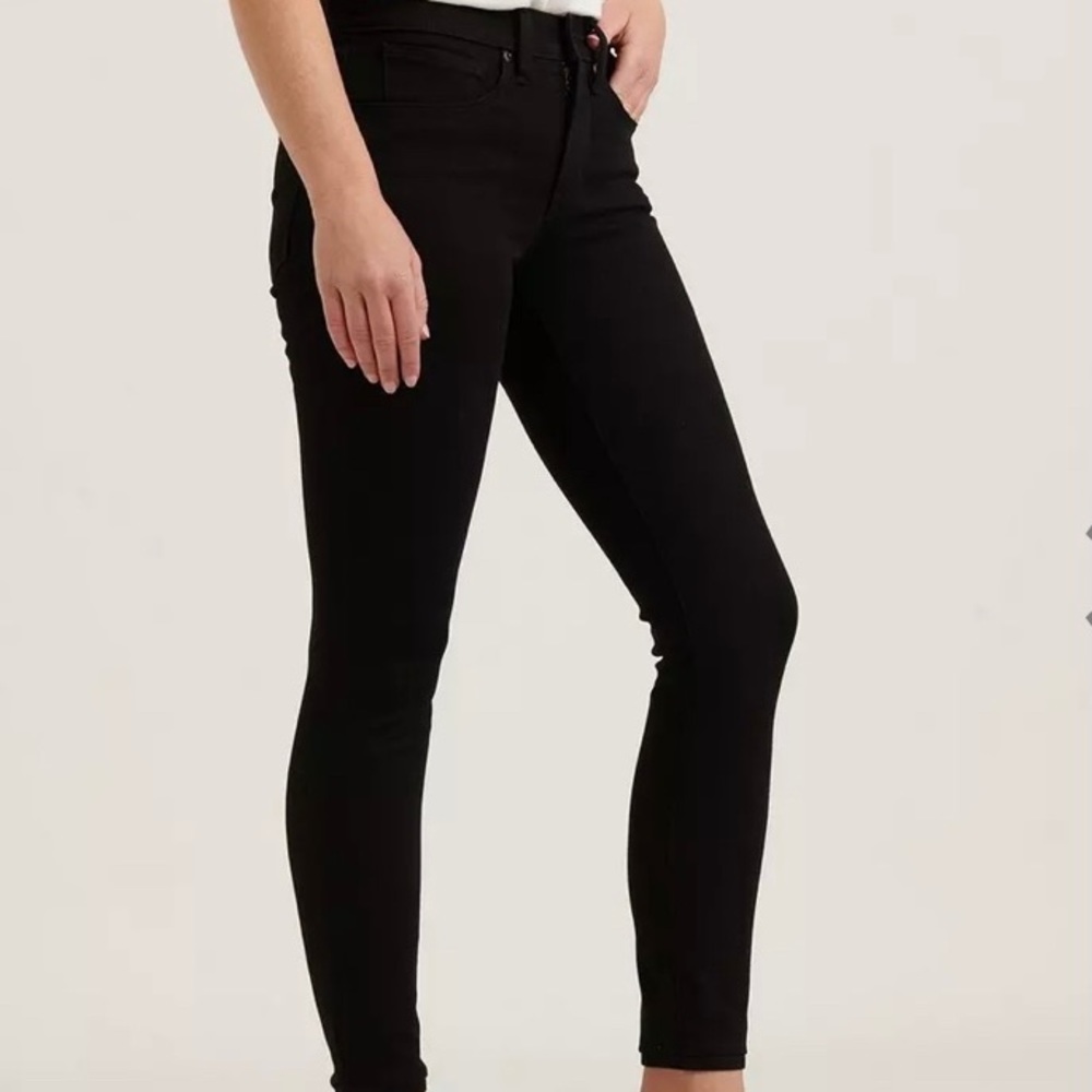 Black Lucky Brand mid rise skinny Jean size 25